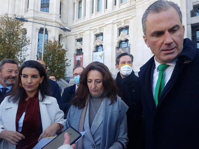 El portavoz del Grupo Municipal Vox, Javier Ortega-Smith, y la presidenta de Vox en la Asamblea de Madrid, Rocío Monasterio, presentarám un recurso ante el TSJM por la aplicación del plan 'Madrid 360'