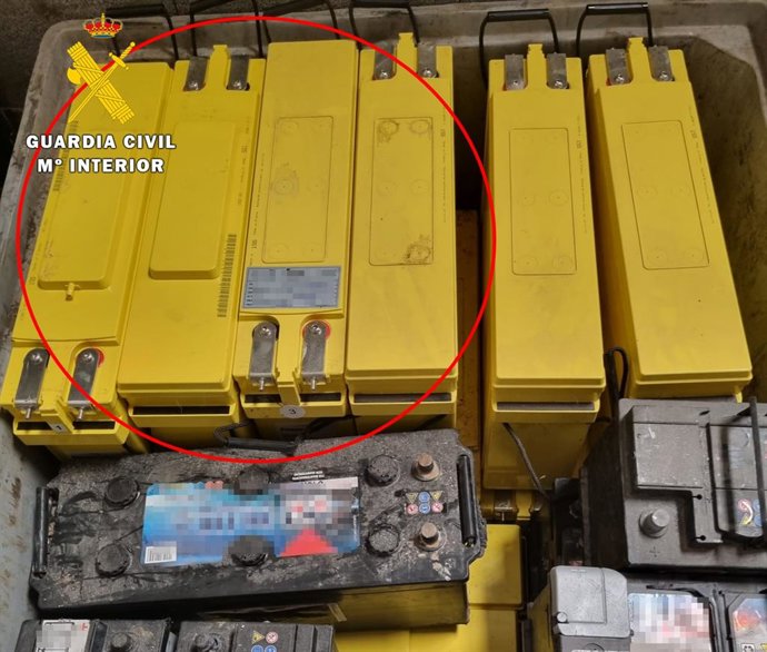 Baterías intervenidas al operario de la empresa de telecomunicaciones detenido.