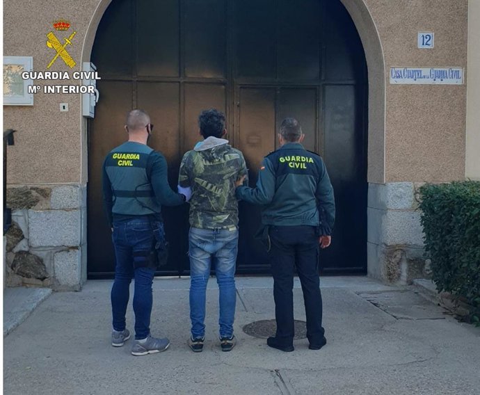 Agentes de la Guardia Civil junto con el detenido como presunto autor de seis delitos de robo con fuerza en las cosas en Argés