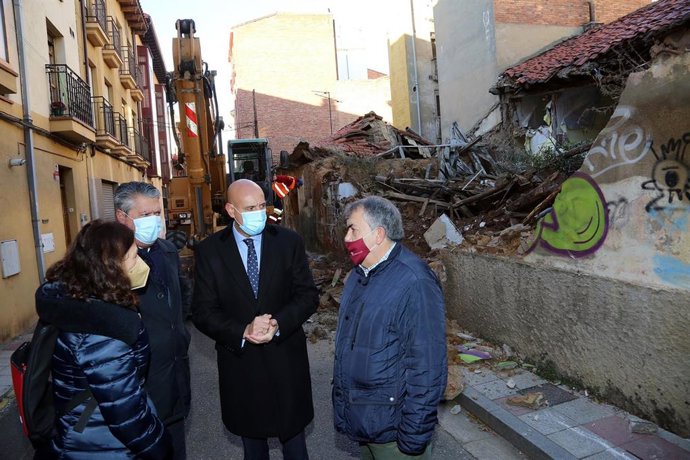 El alcalde de León, José Antonio Diez, visita el inicio de las obras de demolición para la construcción de la Ronda Interior Norte.