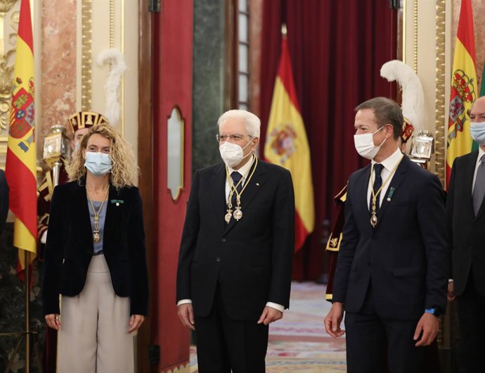(I-D) La presidenta del Congreso, Meritxell Batet; el presidente de la República Italiana, Sergio Mattarella, y el presidente del Senado, Ander Gil, en el Congreso de los Diputados, a 17 de noviembre de 2021, en Madrid, (España). Esta visita de Estado s