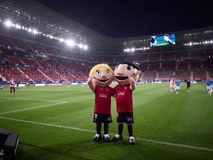 Archivo - Mascotas del C.A. Osasuna en el estadio de El Sadar