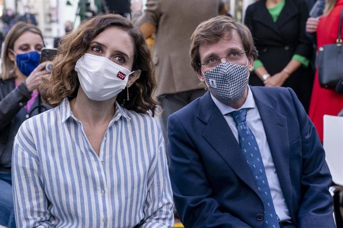 El alcalde de Madrid, José Luis Martínez-Almeida (d), y la presidenta de la Comunidad de Madrid, Isabel Díaz Ayuso (i).