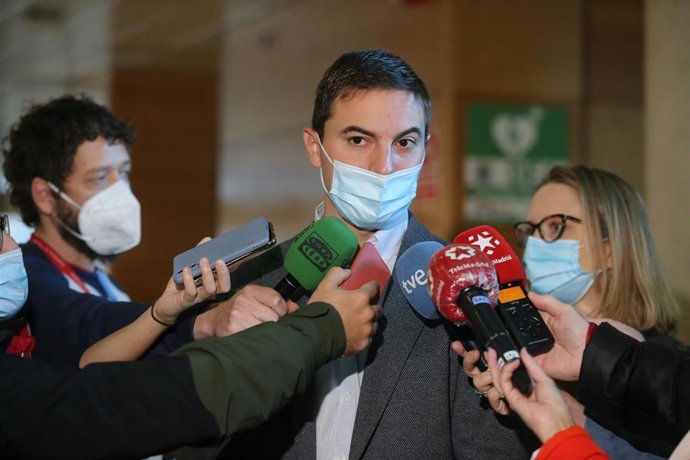 El secretario general del PSOE-M y portavoz socialista en la Asamblea, Juan Lobato, y la portavoz de Unidas Podemos, Carolina Alonso, responden a los medios a su llegada al registro de la solicitud de reprobación de la presidenta de la Asamblea de Madri