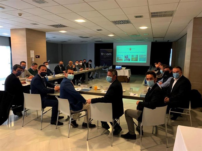 El consejero de Fomento e Infraestructuras, José Ramón Díez de Revenga, y el presidente de Frecom, José Hernández, presiden la reunión con empresarios del sector de la construcción sobre el Pacto por las Infraestructuras de la Región de Murcia.