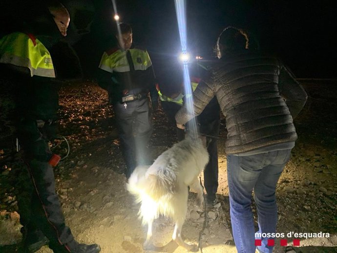 Imagen de los agentes de los Mossos d'Esquadra con el perro