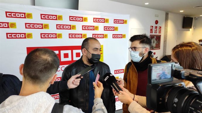 El secretario general de CC.OO. de Catalunya, Javier Pacheco, en declaraciones a los medios antes de una asamblea del sindicato en Barcelona