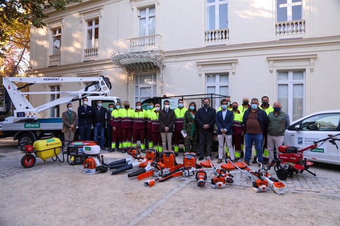 La concejala del Área de Sostenibilidad Medioambiental, Gemma del Corral, informa la adjudicación del contrato del servicio de conservación y mantenimiento de zonas verdes del Jardín Botánico-Histórico La Concepción a la empresa Althenia.