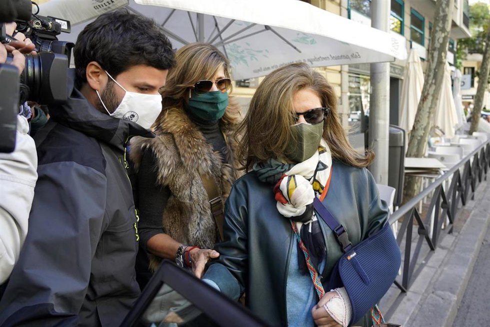 Archivo - La mujer del extesorero del PP Luis Bárcenas, Rosalía Iglesias, sale de su domicilio en 2020