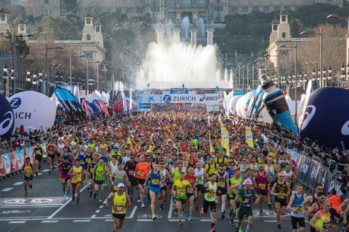 Corredores en la Zurich Marató Barcelona de 2021.