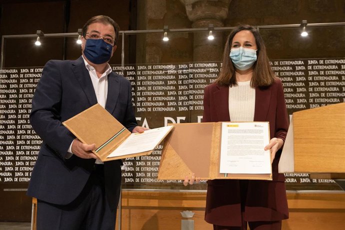 El presidente de la Junta de Extremadura, Guillermo Fernández Vara, y la ministra de Derechos Sociales y Agenda 2030, Ione Belarra, firman en Mérida el convenio sobre dependencia enmarcado en el Plan de Recuperación