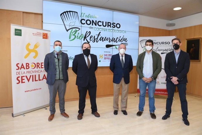 El presidente de la Diputación de Sevilla, Fernando Rodríguez Villalobos, en el encuentro mantenido para abordar la celebración de 'BioRestauración'.