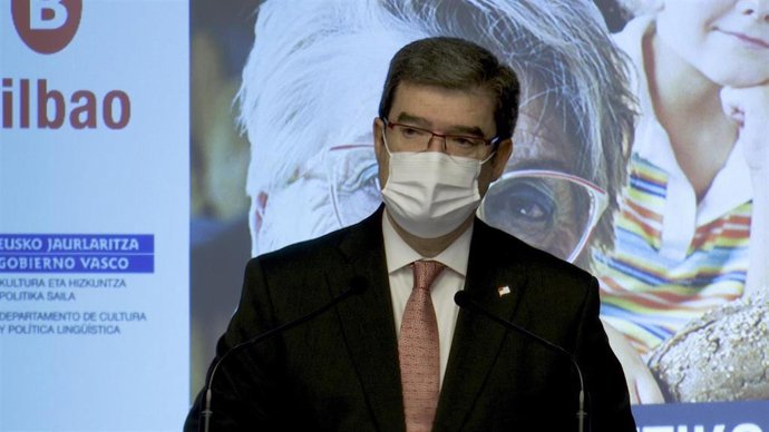 El alcalde de Bilbao, Juan Mari Aburto, durante la rueda de prensa ofrecida en Bilbao