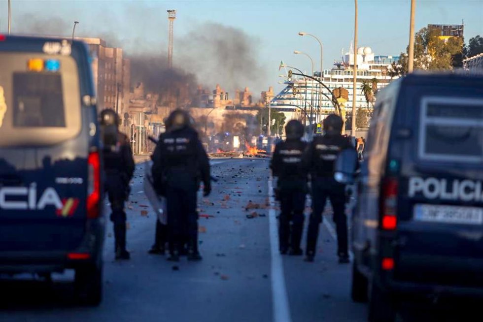 Barricada en la huelga del metal en la avenida de Astilleros en Cádiz.