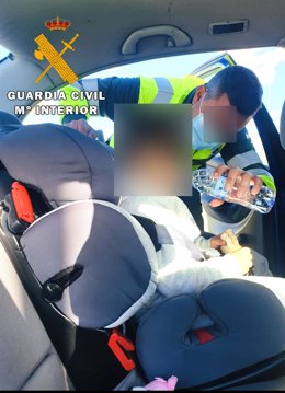 Menor auxiliado por la Guardia Civil tras interceptar al conductor de un turismo que circulaba bajo los efectos de las drogas