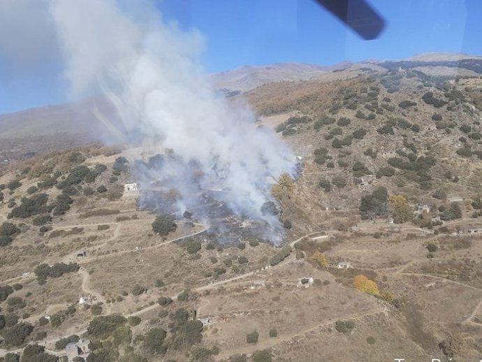 El Infoca trabaja en la extinción de un incendio forestal en Soportújar (Granada)