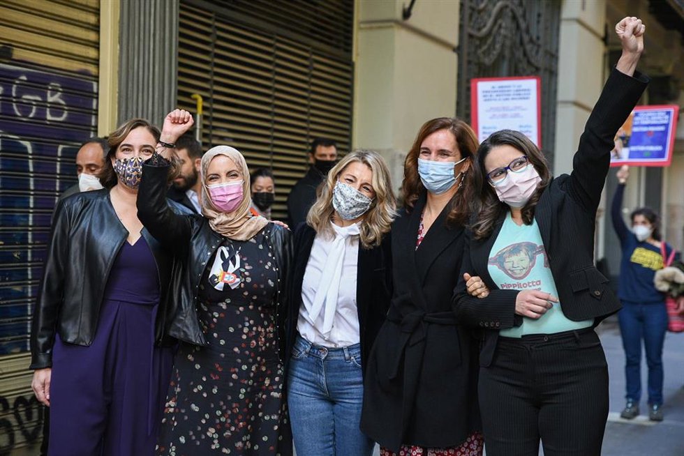 (I-D) Ada Colau Fátima Hamed Hossain, Yolanda Díaz, Mónica García y Mónica Oltra, a su llegada al acto Otras Políticas, a 13 de noviembre de 2021, en Valencia.