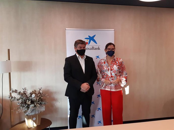 El presidente de Pimec, Antoni Cañete, y la directora territorial de CaixaBank en Barcelona, Maria Alsina