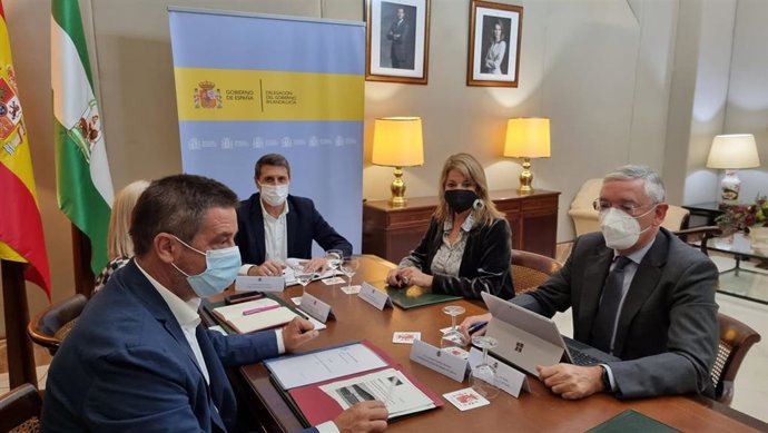 La presidenta del Puerto de Huelva en su reunión en Sevilla con el delegado del Gobierno en Andalucía, Pedro Fernández.