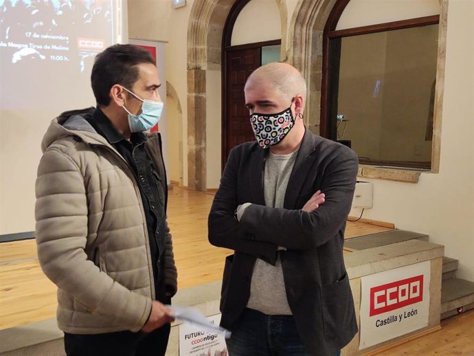 Unai Sordo (dcha) participa junto a Vicente Andrés en una jornada de CCOO con delegados en Soria.