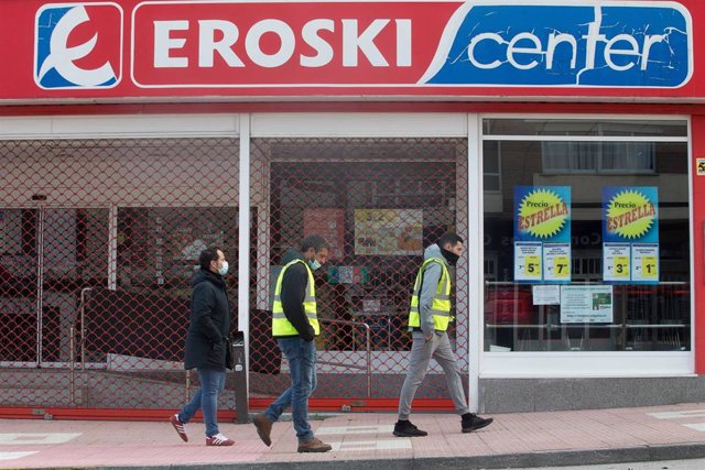 Un supermercado cerrado en A Mariña (Lugo) durante la jornada de huelga general para reclamar un futuro industrial para la comarca