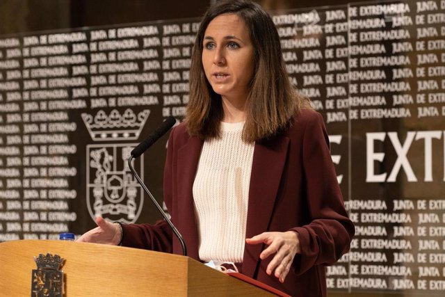 La ministra de Derechos Sociales y Agenda 2030, Ione Belarra, en rueda de prensa en Mérida tras la firma de un convenio en materia de dependencia
