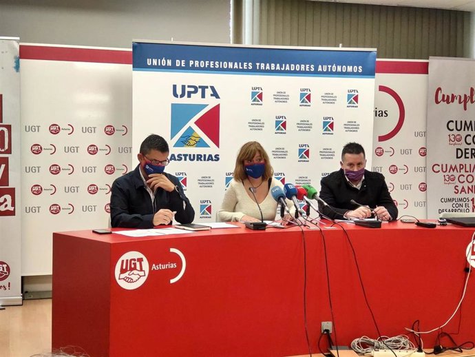 Rueda de prensa de la responsable de UPTA en Asturias, Almudena Cueto, el secretario general de UGT en Asturias, Javier Fernández Lanero, y el presidente de UPTA estatal, Eduardo Abad.