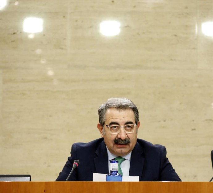 El consejero de Sanidad, Jesús Fernández Sanz, en comisión parlamentaria