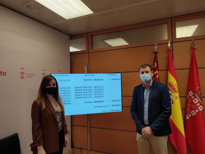 El concejal del Grupo Municipal Popular en el Ayuntamiento de Murcia, Marco Antonio Fernández, y la portavoz 'popular'. Rebeca Pérez, en la rueda de prensa