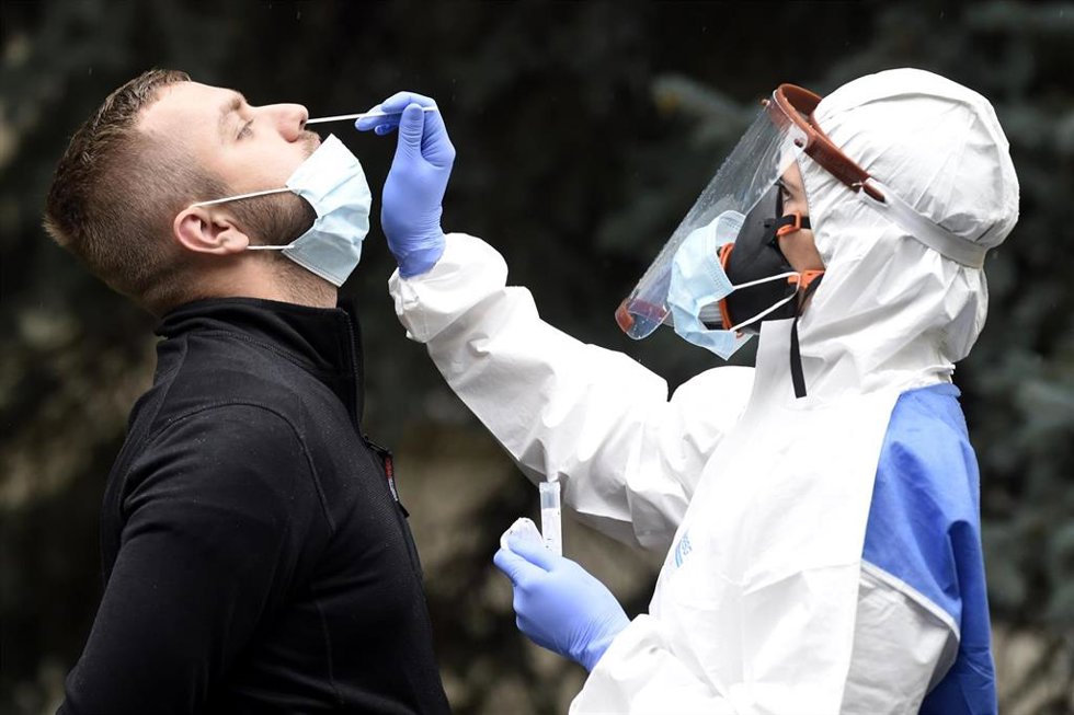 Archivo - Una prueba de coronavirus en República Checa.