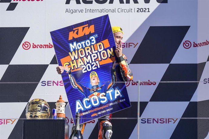El piloto español Pedro Acosta celebra el título mundial de Moto3 de 2021 en el circuito de Portimao