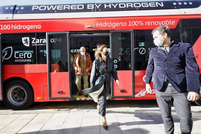 Un autobús de pila de hidrógeno, cero emisiones, realiza recorridos en pruebas en la línea de Zaragoza al aeropuerto
