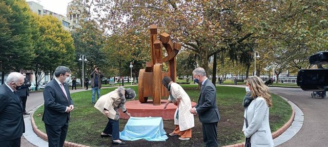 El Lehendakari, Iñigo Urkullu, en la inauguración de la escultura en homenaje a la Enefermería de Bizkaia