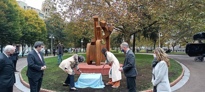 El Lehendakari, Iñigo Urkullu, en la inauguración de la escultura en homenaje a la Enefermería de Bizkaia