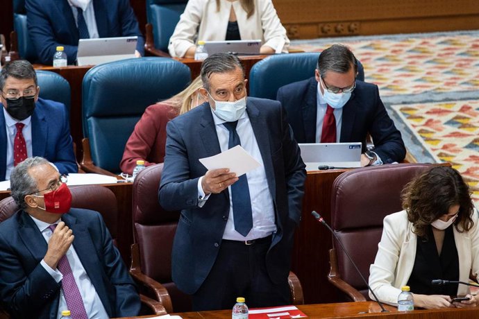Archivo - El consejero de Presidencia, Justicia e Interior de la Comunidad de Madrid, Enrique López, en una sesión de control al Gobierno de la región, en la Asamblea de Madrid, a 14 de octubre de 2021, en Madrid, (España). 