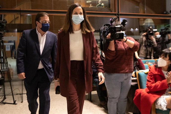 La ministra de Derechos Sociales y Agenda 2030, Ione Belarra (d), y el presidente de la Junta de Extremadura, Guillermo Fernández Vara, en Mérida en la firma de un convenio sobre Dependencia