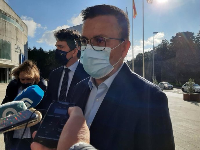 El conselleiro de Medio Rural, José González, en declaraciones a los medios en Lugo