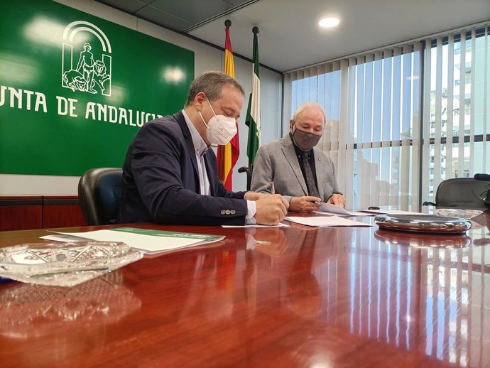 El delegado de Justicia y el presidente de Verdiblanca firman el acuerdo de colaboración.