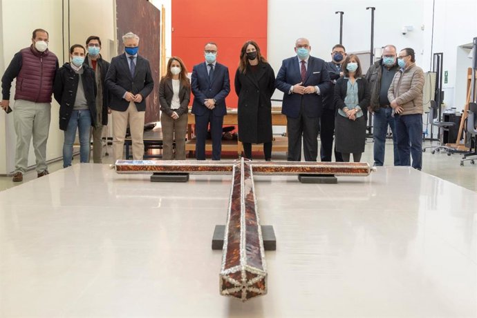 Presentación de la cruz del Nazareno de la O de Sevilla ya restaurada en el IAPH.