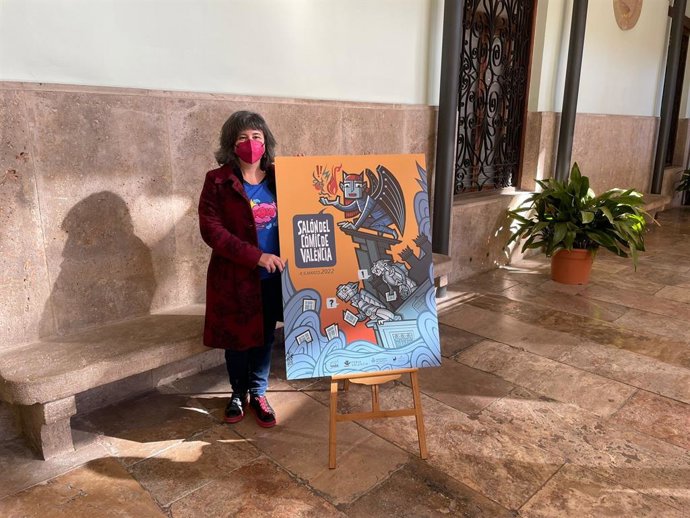 La dibujante Cristina Durán con el cartel del Salón del Cómic de Valncia 2022