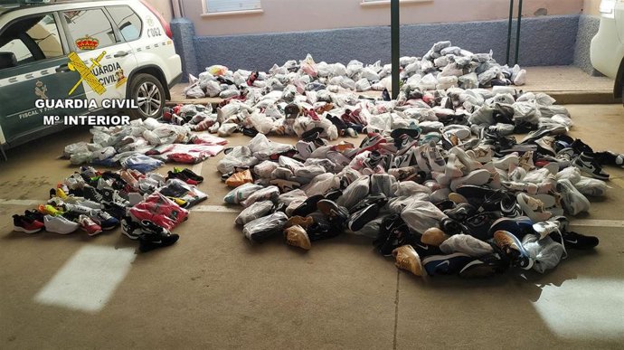 La Guardia Civil se incauta en Águilas cerca de un millar de productos falsificados