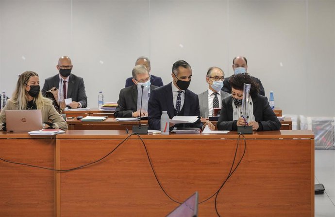 Acusados y abogados en el juicio del caso IVAM