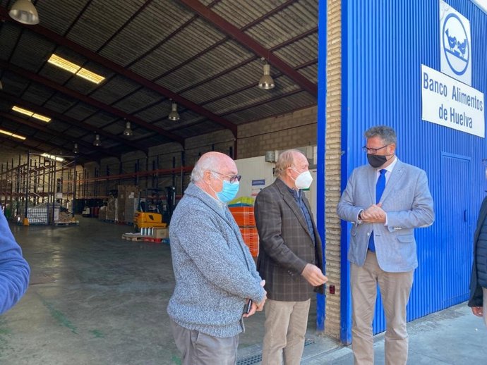 El delegado territorial de Igualdad, Políticas Sociales y Conciliación en Huelva, Manuel Antonio Conde, visita el Banco de Alimentos.