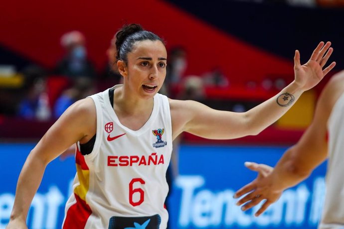 Archivo - Silvia Domínguez felicita a una compañera durante un partido de la selección española