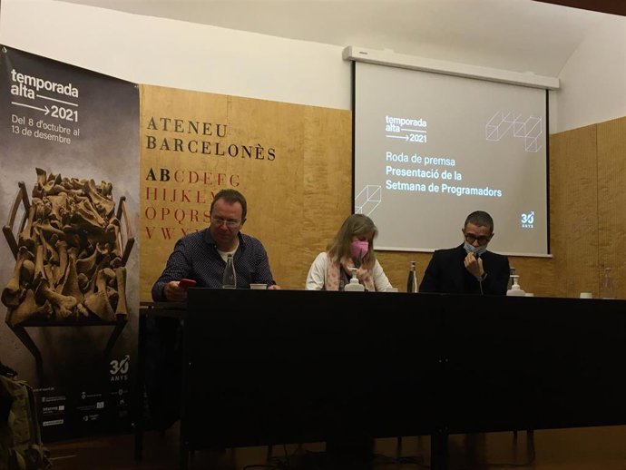 El director artístico del Temporada Alta, Narcís Puig, y el director de escena Romeo Castellucci en la presentación de la Setmana de Programadors.