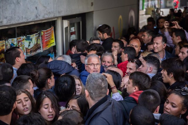 Archivo - Un tumulto de gente espera en la Universidad Autonóma de Barcelona a Cayetana Álvarez de Toledo (PP), para abuchearla a la salida de un acto organizado por la entidad constitucionalista S'ha acabat!, en abril de 2019