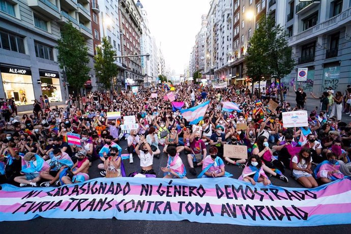 Archivo - Cientos de personas durante una manifestación centrada en el colectivo trans