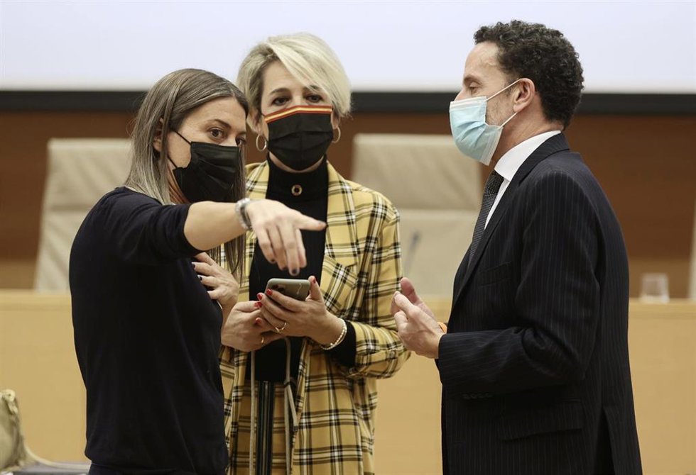 La portavoz de Junts en el Congreso, Miriam Nogueras (i), y el vicesecretario general de Ciudadanos (Cs), Edmundo Bal, conversan en una Comisión de Presupuestos