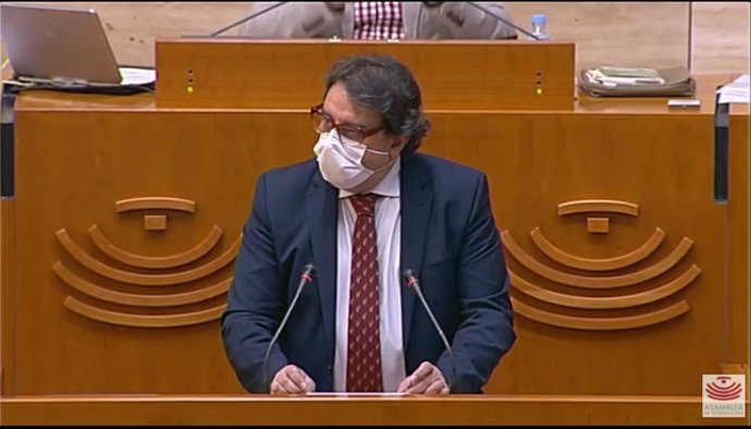 El vicepresidente segundo y consejero de Sanidad y Servicios Sociales, José María Vergeles, en el pleno de la Asamblea