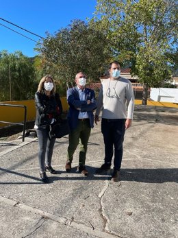 El delegado territorial de la Consejería de Educación y Deporte en Cádiz, Miguel Andréu, durante su visita al CEIP Los Arcos, en Algeciras.